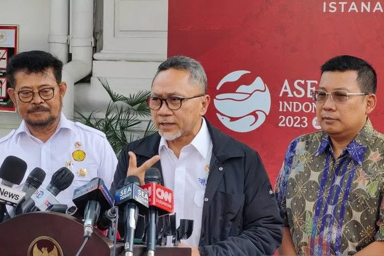 Menteri Perdagangan Zulkifli Hasan (tengah) memberikan keterangan di Kompleks Istana Kepresidenan, Jakarta, Jumat (24/3/2023).  (ANTARA/Gilang Galiartha)