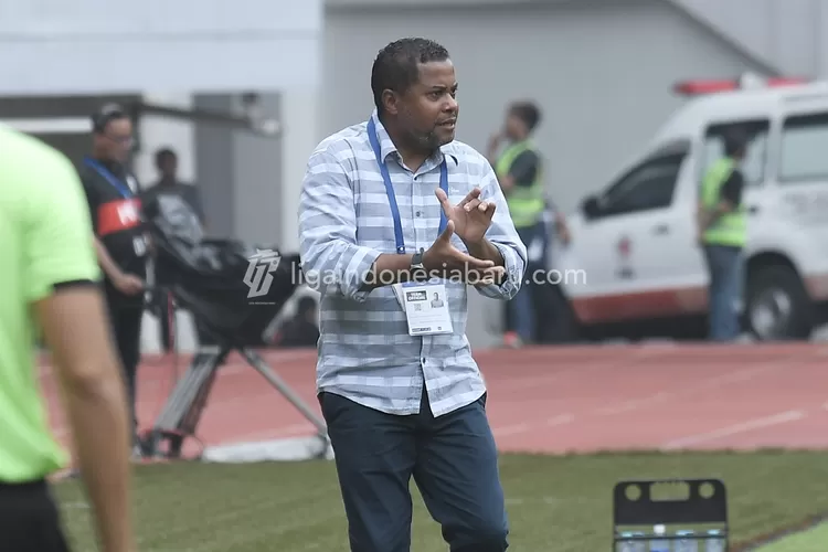 Pelatih Persik Divaldo Alves Beri Semangat Anak Asuhnya (foto ligaindonesiabaru)