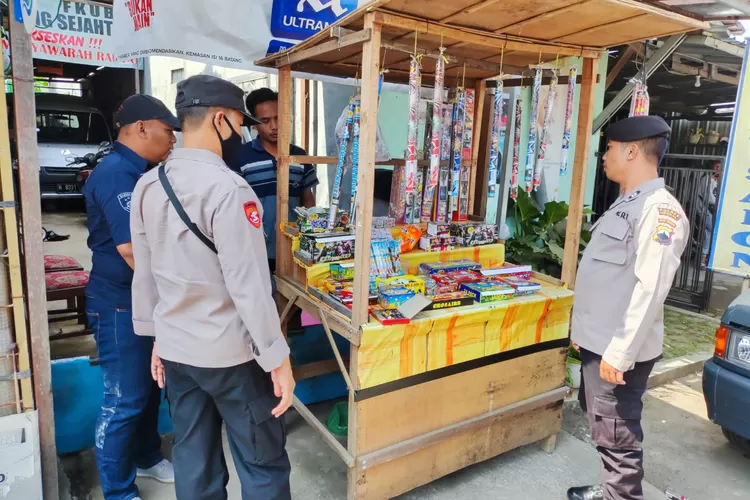 Petugas melaksanakan pemantauan di warung dan pedagang kembang api dalam operasi pekat. (Edi Payitno/Kontributor Kendal)