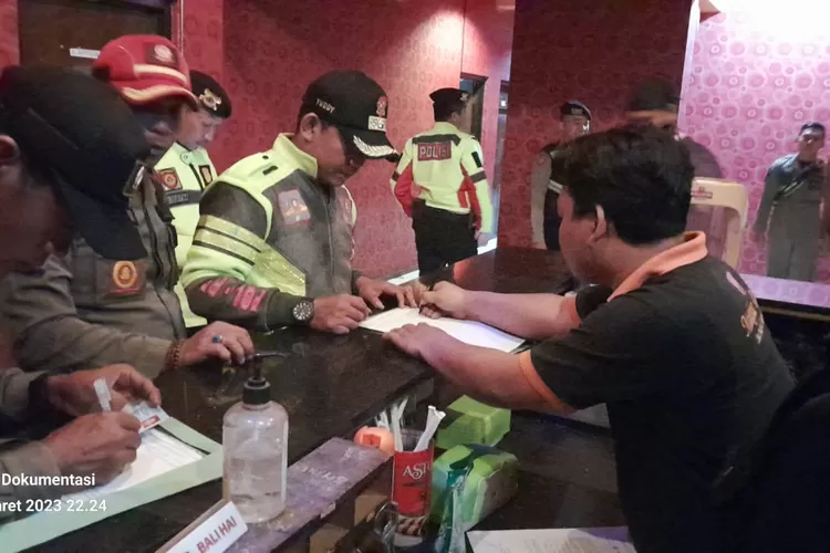 Satpol PP Purwakarta menyisir THM yang buka pada bulan Ramadhan 2023. (Diskominfo Purwakarta)