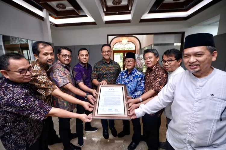 Anies Baswedan dan Petinggi Koalisi Perubahan menunjukkan Piagam Kerja Sama Tiga Partai yang telah ditandatangani. (DPP Partai Demokrat)
