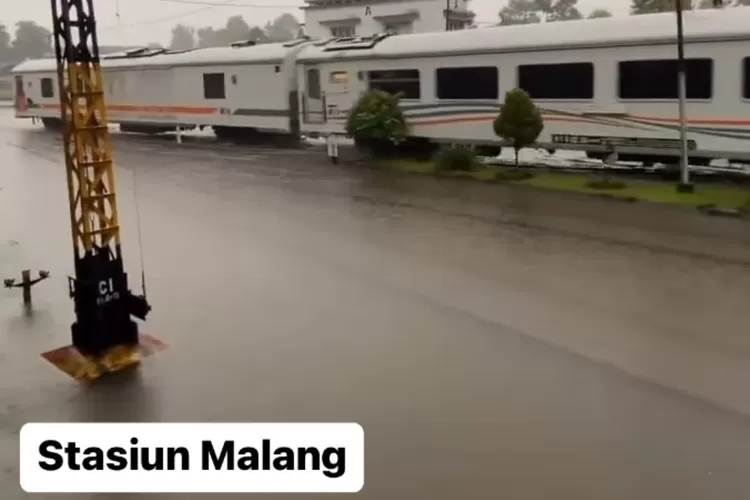 Hujan Deras Di Kota Malang Sebabkan Stasiun KA Dan Parkiran Mal ...