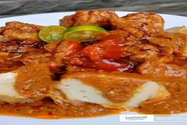 Batagor menjadi takjil khas Bandung yang terkenal, tak hanya dikonsumsi saat Bulan Puasa saja kamu bisa temukan batagor selain bulan puasa (@Cantika Indah/ Lemon 8)