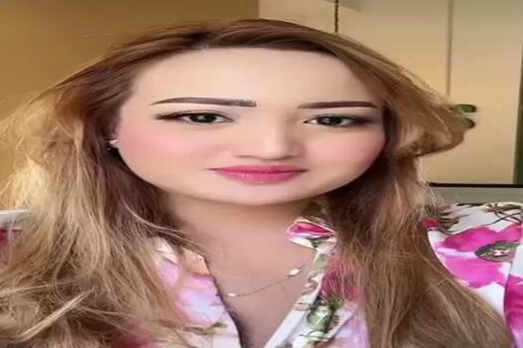 Lina Mukherjee kemali dihujt, lantaran video dirinya saat makan daging babi (@linamukherjeereal)