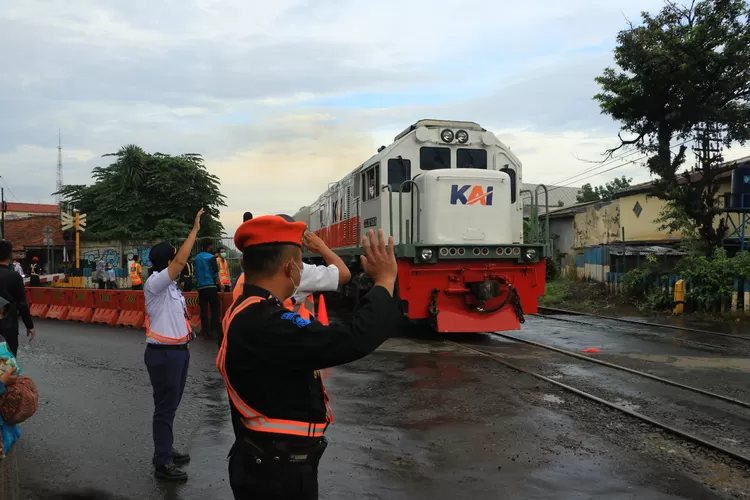 Petugas PT KAI Daop 2 Bandung Sosialisasikan Bahaya Ngabuburit Di Perlintasan Kereta Api (Dok. Humas PT KAI Daop 2 Bandung)