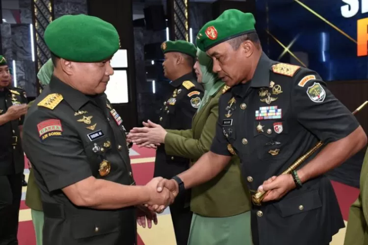 KSAD Jenderal Dudung memimpin sertijab Pangdam Jaya dari Mayjen TNI Untung Budiharto ke Mayjen TNI Mohamad Hasan (Dispenad)