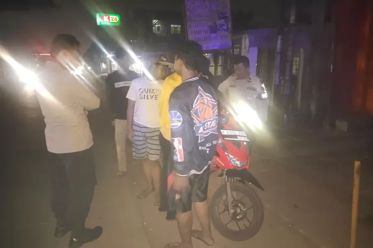 Polisi membubarkan aksi perang sarung di Cileungsi.