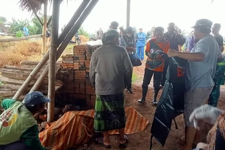 Petugas memeriksa tubuh Masto&rsquo;ah warga Pucangrejo yang tewas tersambar petir di sawah Desa Lumansari, Sabtu 25 Maret 2023 siang. (edi prayitno/kontributor Kendal)