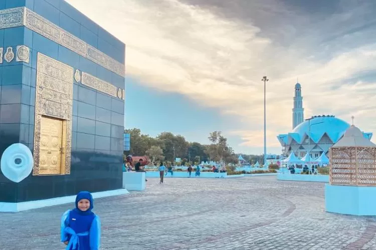 Miniatur Ka'bah dan Masjid Agung Sergai berada tepat di depan pintu tol Teluk Mengkudu, Sergai ((istimewa))