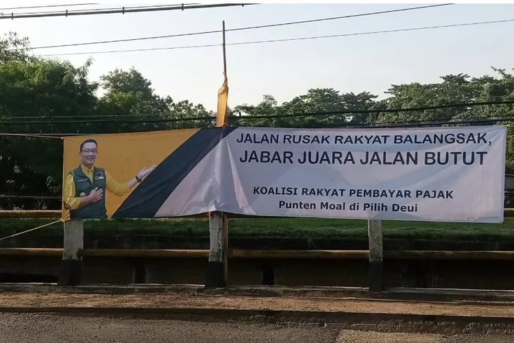 Spanduk bertuliskan kritik terhadap Ridwan Kamil, Gubernur Jawa Barat, di Subang.