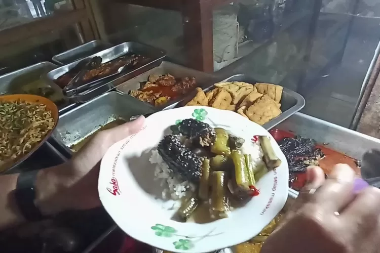 Nasi sayur lompong dan belut di warung simpang tiga Pasar Limbangan jadi menu favorit berbuka puasa. (edi prayitno/kontributor Kendal)