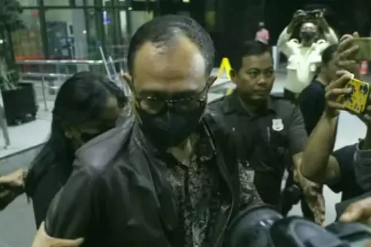 Rafael Alun Trisambodo diberitakan sudah dua kali temui sang anak, Mario Dandy Satriyo, Rafael pun bisikkan beberapa kalimat ke sang anak, Mario