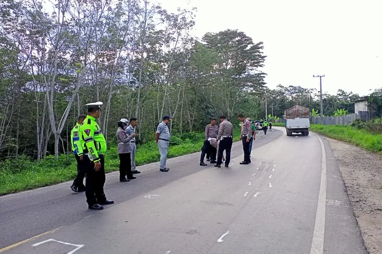 Polisi saat melakukan olah TKP.  ((Humas Polres OKU))