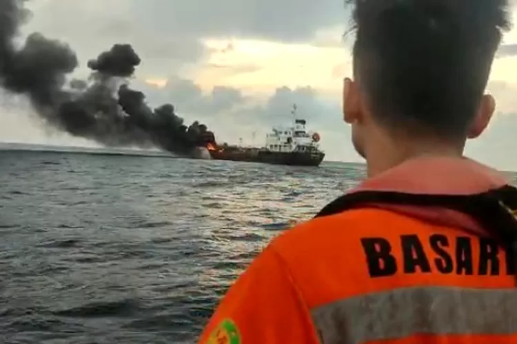 Kebakaran Kapal Tanker BBM Pertalite Dipadamkan, Antisipasi Ceceran ...