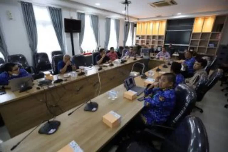Komisi C DPRD Kota Bandung menggelar rapat kerja bersama Kota Bandung, terkait rencana program penanggulangan banjir T.A. 2023, di Ruang Rapat Komisi C, kemarin ini. Indra/Humpro DPRD Kota Bandung