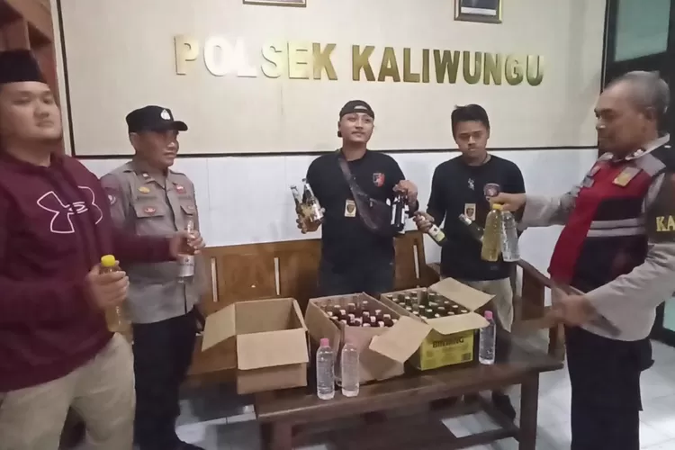 Polsek Kaliwungu mengamankan puluhan botol miras dan oplosan dalam razia pekat Minggu 26 Maret 2023 dini hari. (Edi Prayitno/Kontributor Kendal)