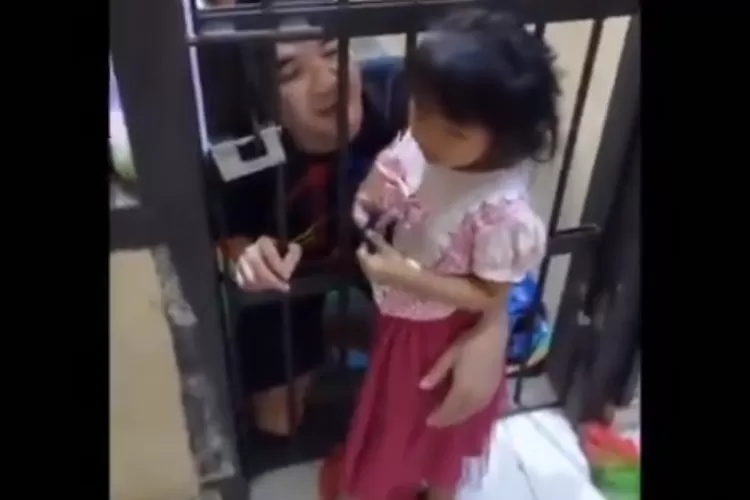 viral seorang penjaga tahanan bukakan pintu tahanan walau sebentar persilahkan salah satu tahanan peluk anaknya tuai sorotan netizen (tangkapan layar dari Instagram @say.viideo)