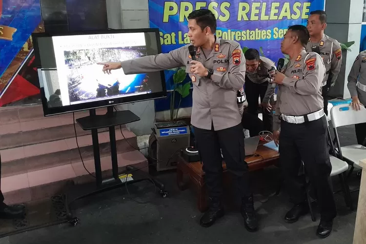 Wakapolrestabes Semarang AKBP Yuswanto Ardi bersama Kasatlantas AKBP Sigit saat merilis kasus kecelakaan di Kampung Kali Semarang yang viral. (Ayosemarang.com/ Audrian Firhannusa)