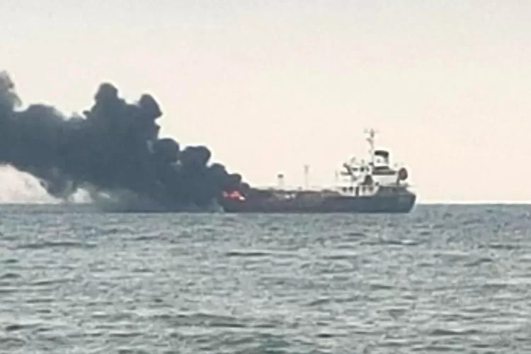 Kapal MT Christin kebakaran di laut Mataram (Foto: istimewa/Okezone)