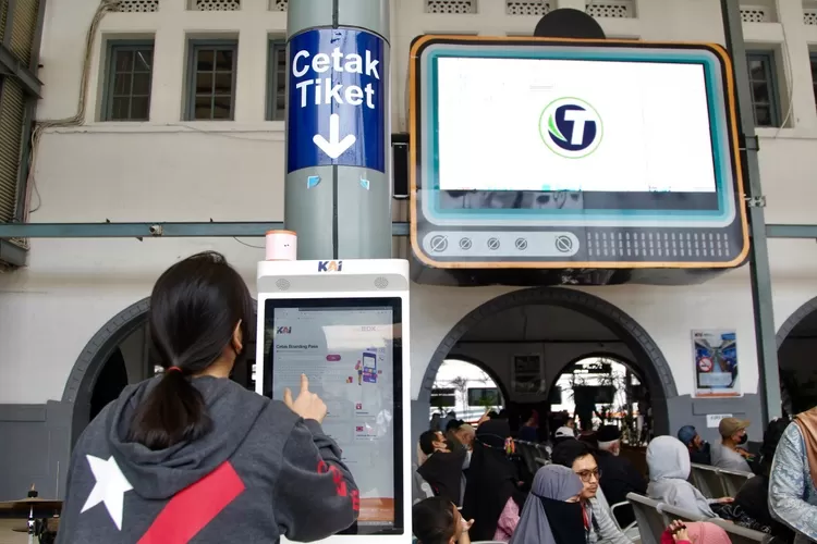 (Ilustrasi) Seorang penumpang menukarkan tiket di Stasiun Pasar Senen, Jakarta - Foto: Henry Lukmanul Hakim
