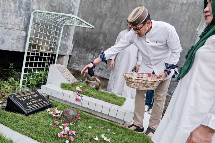 Menteri Pariwisata Ekonomi Kreatif RI, Sandiaga Salahudin Uno ketika menaburkan bunga ke makan salah satu keluarganya di Gorontalo - Foto: @sandiuno