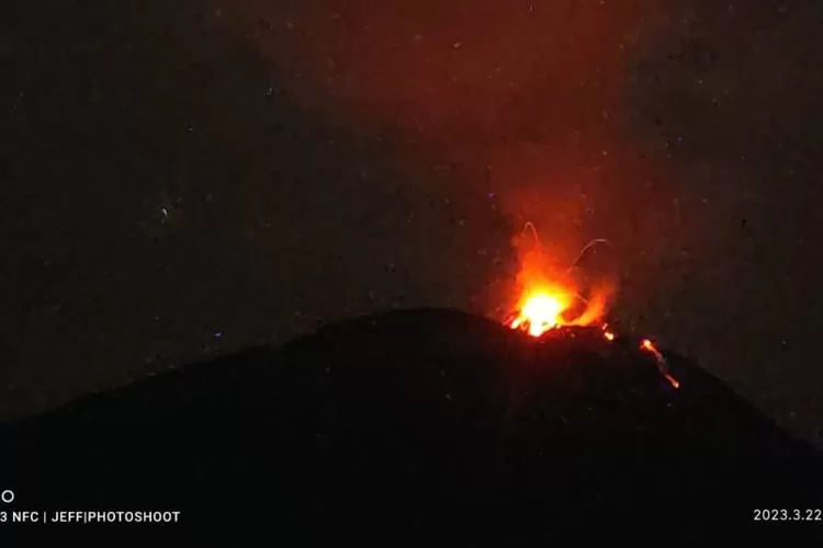 Erupsi gunung Ilewotolok di Kabupaten Lembata. ( ANTARA/Ho-Pos Pemantau Gunung Ile Lewotolok. )