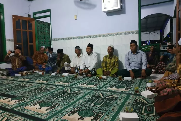 Warga Desa Pucangrejo Kecamatan Gemuh, Kabupaten Kendal melaksanakan sholat tarawih berjamaah.  (Edi Prayitno / kontributor Kendal)