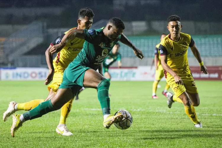 Penyerang Persebaya Paulo Victor (tengah) menggiring bola saat pertandingan melawan Persikabo 1973 dalam laga tunda Liga 1 Indonesia musim 2022/2023 di Stadion Gelora Joko Samudro Gresik, Sabtu (25/3/2023) malam.  (ANTARA/Rizal Hanafi)