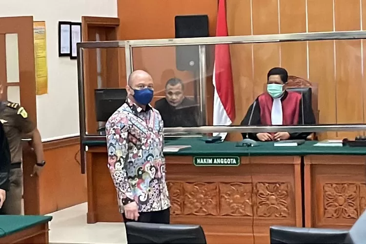 terdakwa Teddy Minahasa sedang mengikuti sidang di PN Jakarta Barat