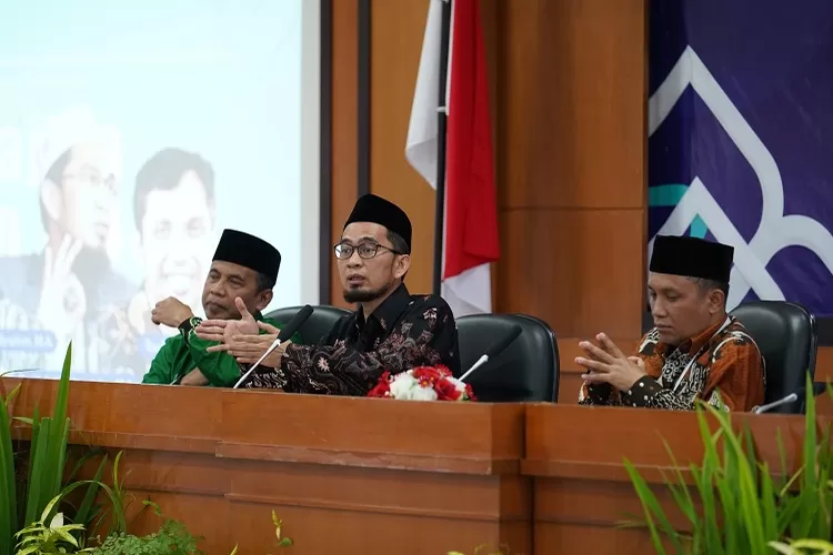 Ustadz Adi Hidayat (tengah) saat menjadi salah satu pembicara pengajian Ramadhan 1444 H PP Muhammadiyah.  (Foto: Dok. Panitia)
