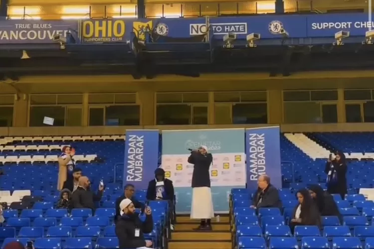 Adzan berkumandang di Stamford Bridge, London (Tangkapan Layar Instagram/@undercover.id)