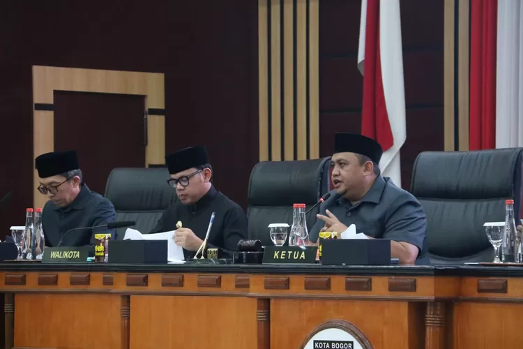 Ketua DPRD Kota Bogor Atang Trisnanto bersama Wali Kota Bogor Bima Arya saat rapat paripurna penyerahan LKPJ Wali Kota tahun anggaran 2022. (Humas DPRD Kota Bogor)