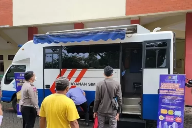 Layanan SIM keliling  (instagram.com/tmcpoldametro)