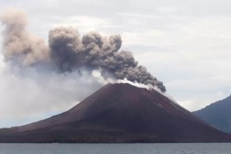 Gunung Anak Krakatau yang berada di perairan Selat Sunda, Provinsi Lampung kembali erups, Minggu 26 Maret 2023. (magma.esdm.go.id)