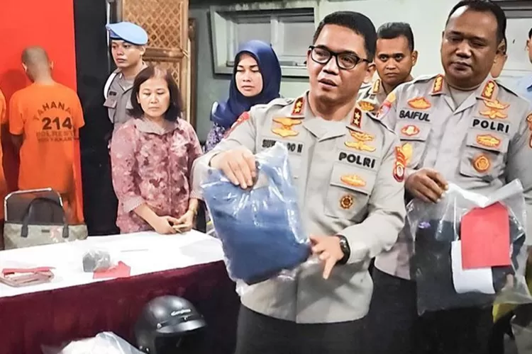 Kapolda DIY Irjen Suwondo Nainggolan memperlihatkan barang bukti saat konferensi pers penangkapan 22 anak muda yang terlibat Klitih di Jln HOS Cokroaminoto Yogyakarta  (istimewa )