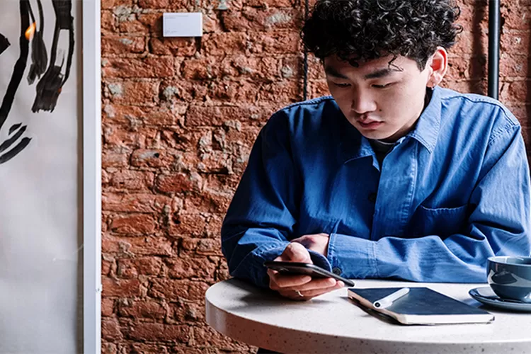 Jangan terlalu terburu-buru untuk menilai seseorang hanya berdasarkan pesan atau percakapan yang singkat, cobalah untuk lebih memahami orang tersebut. (pexels/cottonbro studio)