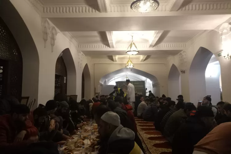 Herlin Idris saat berbuka puasa bersama jamaah lain di Masjid Biru, Rusia (Herlin Idris)