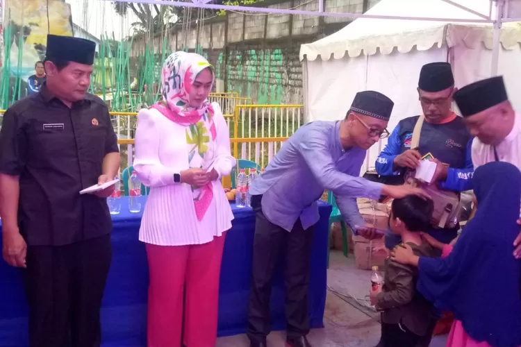 Pembagian santunan di Lapangan Sakura, Desa Kota Batu