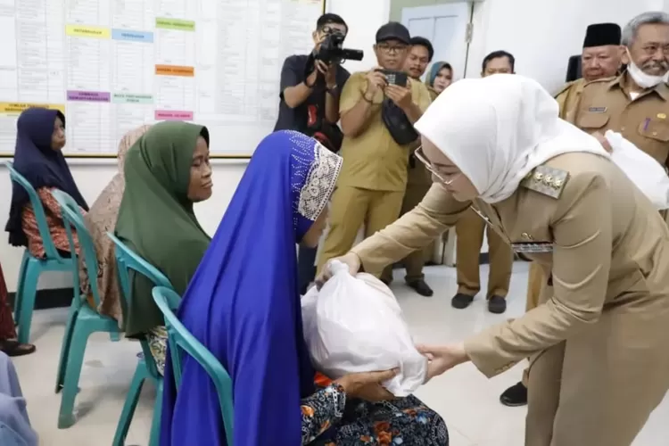 Bupati Purwakarta Anne Ratna Mustika memberikan bantuan kompensasi kepada warga di Purwakarta. (Diskominfo Purwakarta)