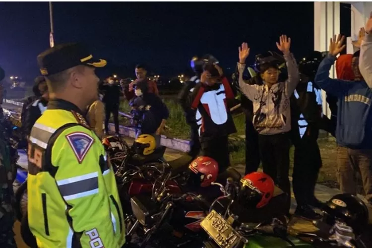 Patroli dilakukan setiap hari pada waktu subuh guna mengantisipasi balap liar di Seputaran Jalan Al Fathu dan exit Tol Soroja, Kabupaten Bandung. (dok ntmcpolri.info)