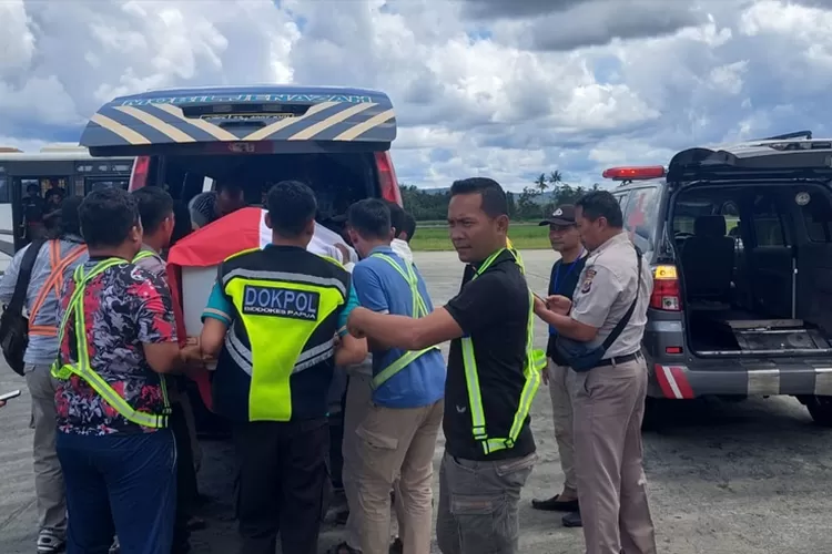 Dua anggota TNI-Polri yang gugur akibat penyerangan OTK saat pengamanan sholat taraweh di Distrik Ilu, Kabupaten Puncak Jaya, telah diterbangkan ke Jayapura (Pmjnews)