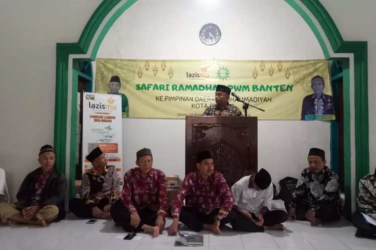 Dr. H. Desri Arwen Wakil Ketua PWM Prov. Banten Masa Jabatan 2022-2027 saat mensosialisasikan Program PWM Prov. Banten, di PDM Kota Cilegon, Ahad (26/3) kemarin.