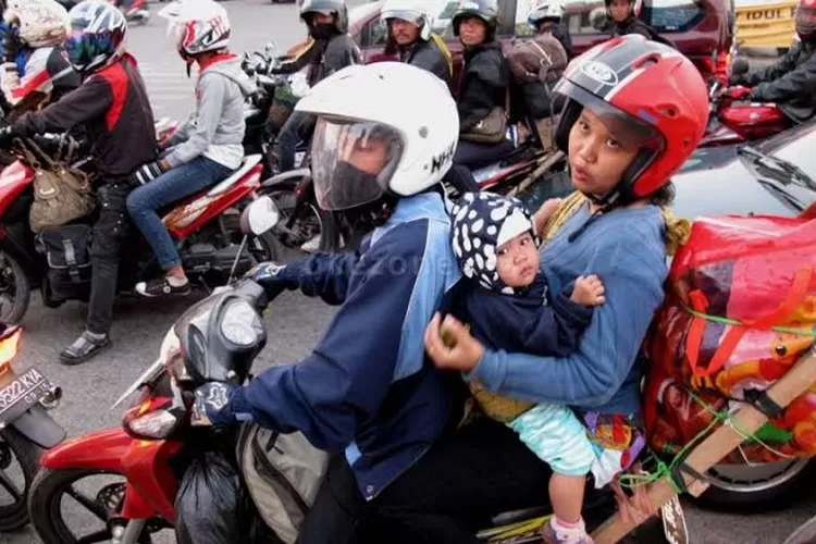 Mudik dengan sepeda motor membawa anak kacil sangat berbahaya.