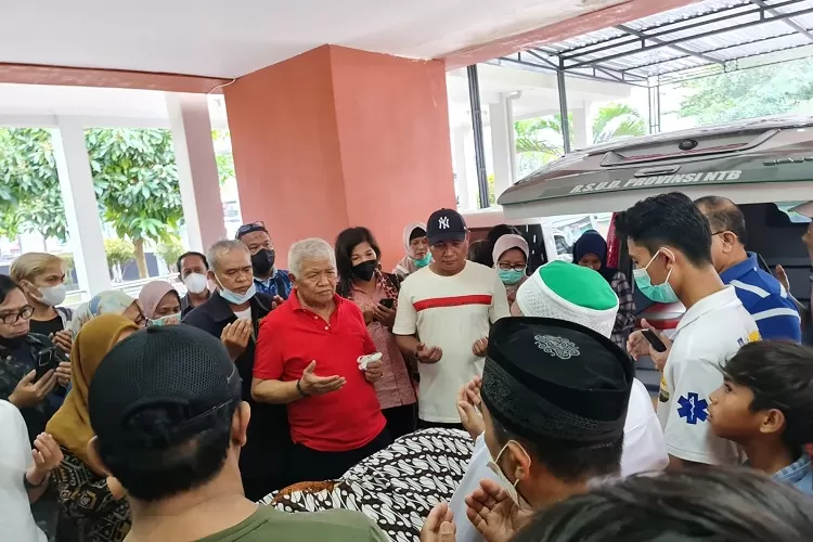 Rachmat Hidayat ditengah pemulangan jenazah warga Dompu yang meninggal di RSUP NTB. (Suara Karya/Istimewa)