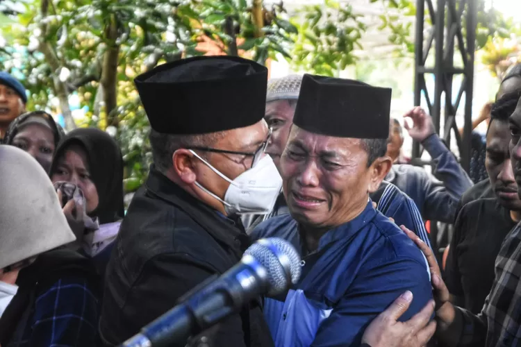 Kapolda Gorontalo Irjen Pol Helmy Santika memeluk bapak dari Briptu RF, Muslih yang sedang berderai air mata menyambut jenazah anaknya.  (Ayosemarang.com/ Audrian Firhannusa)