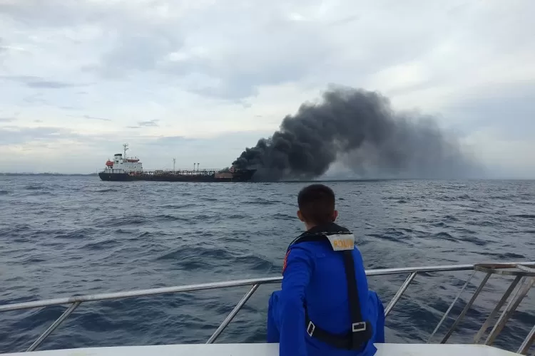 Kapal pengangkut BBM Partalite terbakar di Leps Pantai Bintaro, Ampenan, Kota Mataram. (Suara Karya/Istimewa)