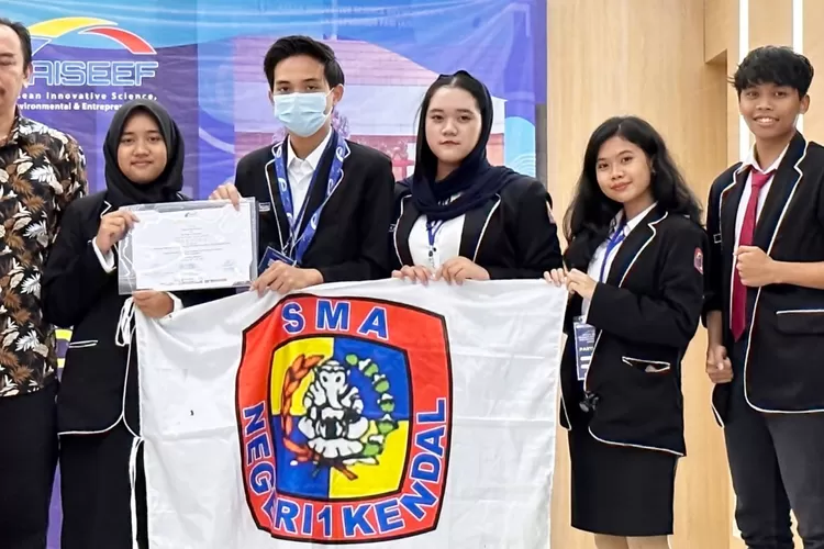 Siswa SMA Negeri 1 Kendal usai menerima medali di penulisan karya ilmiah remaja bertema stunting.(dok)