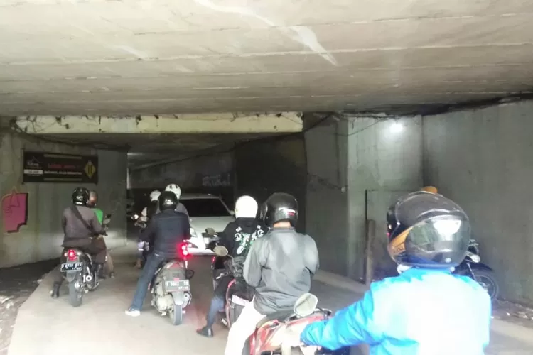 PANTAUAN : Terowongan yang menghubungkan antara Jalan Raya Tapos dan Jalan raya Leuwinanggung.&nbsp; (ANDIKA EKA/RADAR DEPOK)
