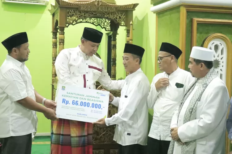 Plt Wali Kota Bekasi Tri Adhianto melaksanakan Tarawih Keliling di 12 kecamatan sekaligus serahkan bantuan. (Humas Pemkot Bekasi)