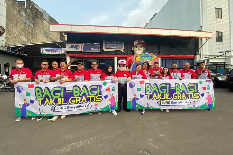 RAMADANPEDULI : Ksatria dan Srikandi JNE berbagi takjil di kawasan Tomang, Jakarta, Jumat (24/3). DOK.JNE